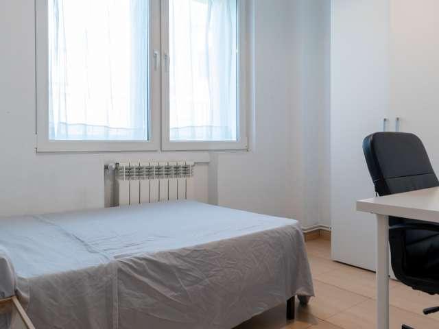 Se alquila habitación en apartamento de 3 dormitorios en Madrid