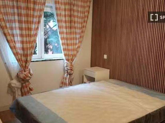 Se alquila habitación en apartamento de 3 dormitorios en Madrid