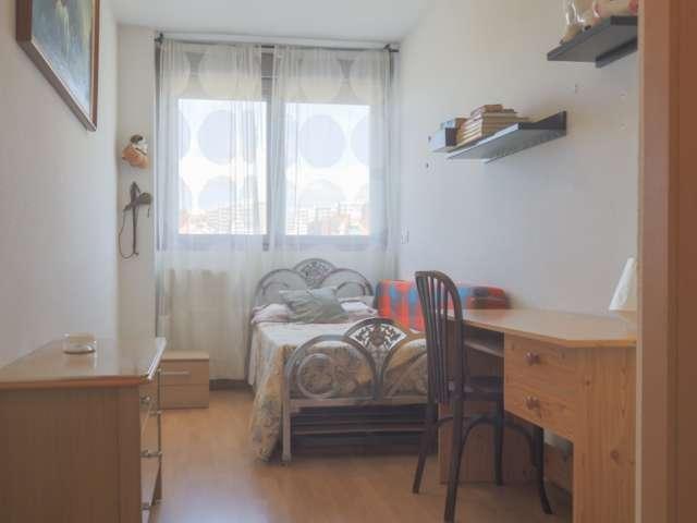 Se alquila habitación en apartamento de 3 dormitorios en Madrid
