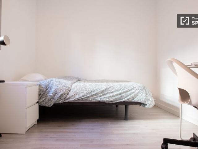 Se alquila habitación en apartamento de 3 dormitorios en Madrid