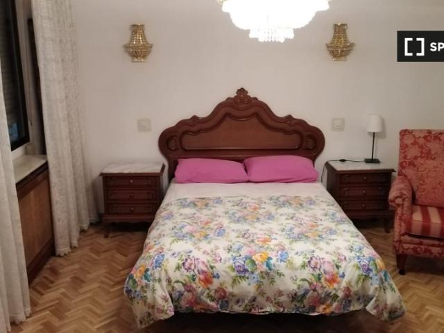 Se alquila habitación en apartamento de 3 dormitorios en Madrid