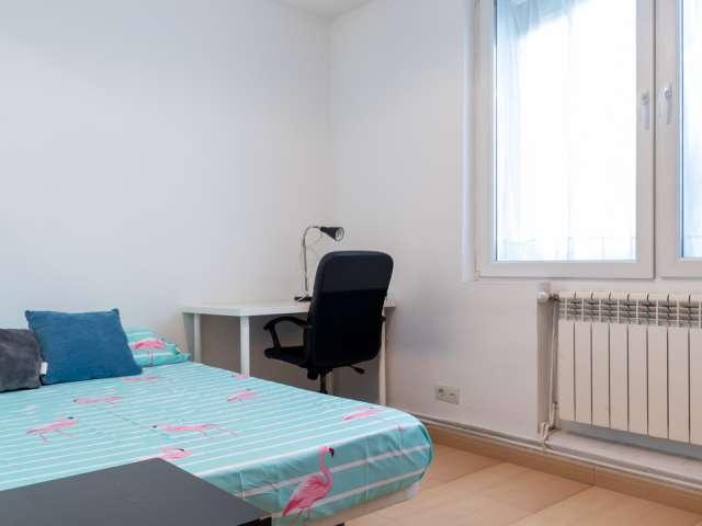 Se alquila habitación en apartamento de 3 dormitorios en Madrid