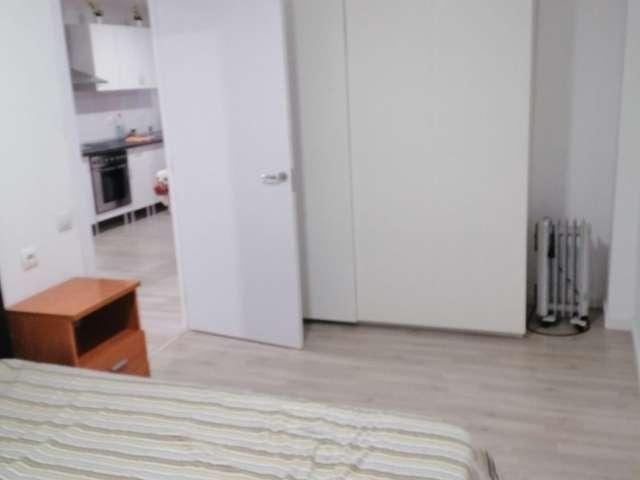 Se alquila habitación en apartamento de 3 dormitorios en Patraix, Valencia