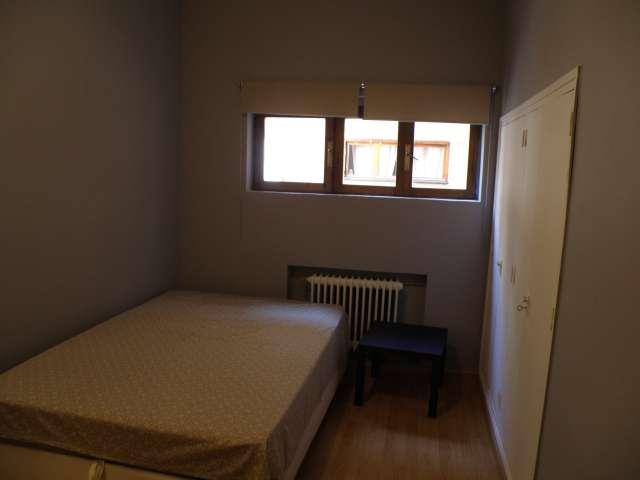 Se alquila habitación en apartamento de 3 habitaciones en Atocha, Madrid