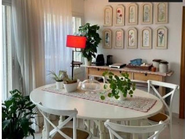 Se alquila habitación en apartamento de 3 habitaciones en Bons Aires