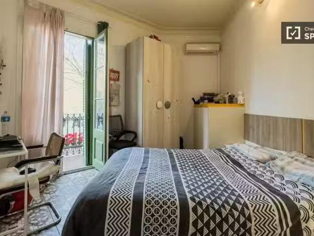 Se alquila habitación en apartamento de 2 dormitorios en Barce.