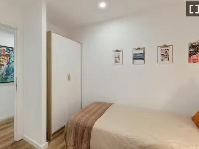 Se alquila habitación en apartamento de 2 dormitorios en Barce.