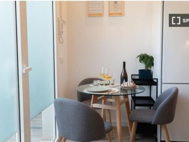 Se alquila habitación en apartamento de 2 dormitorios en Barcelona