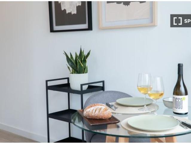 Se alquila habitación en apartamento de 2 dormitorios en Barcelona