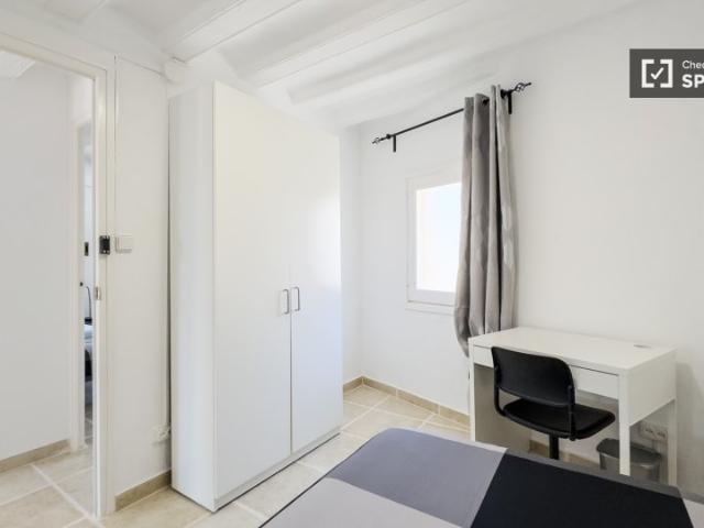 Se alquila habitación en apartamento de 2 dormitorios en Barcelona
