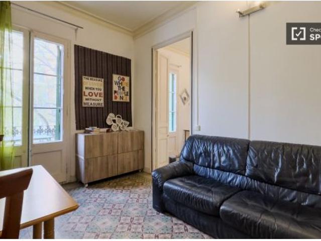 Se alquila habitación en apartamento de 2 dormitorios en Barcelona