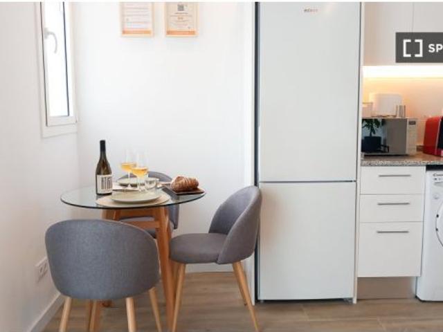 Se alquila habitación en apartamento de 2 dormitorios en Barcelona