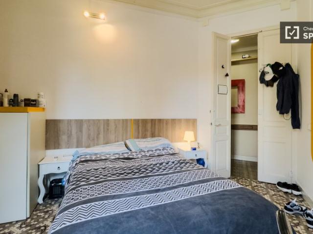 Se alquila habitación en apartamento de 2 dormitorios en Barcelona