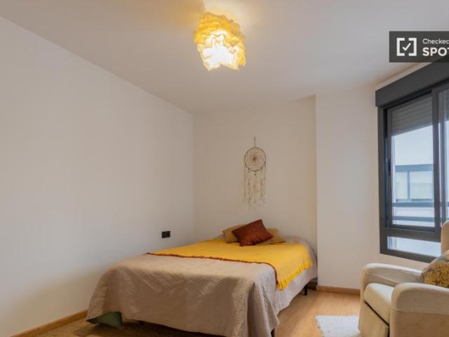 Se alquila habitación en apartamento de 2 dormitorios en Benicalap, Valencia