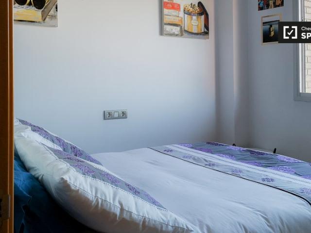 Se alquila habitación en apartamento de 2 dormitorios en El Poblenou