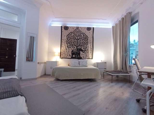 Se alquila habitación en apartamento de 2 dormitorios en Extramurs, Valencia