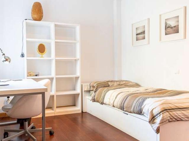 Se alquila habitación en apartamento de 2 dormitorios en L'Eixample, Valencia
