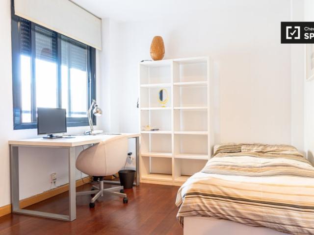 Se alquila habitación en apartamento de 2 dormitorios en L'Eixample, Valencia
