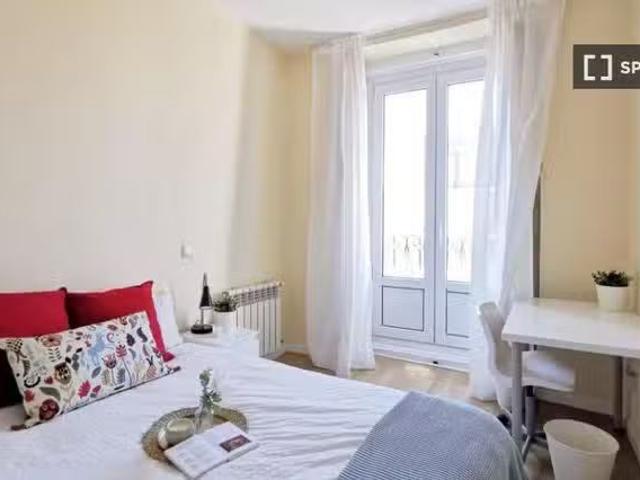 Se alquila habitación en apartamento de 7 dormitorios en La La.