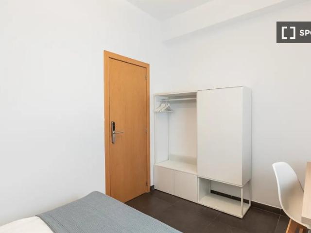 Se alquila habitación en apartamento de 7 dormitorios en L'Eixample, Valencia