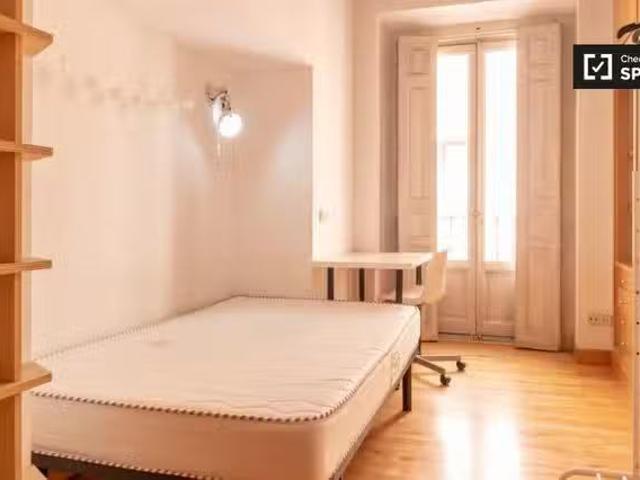 Se alquila habitación en apartamento de 7 dormitorios en Malas.