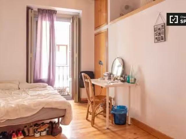 Se alquila habitación en apartamento de 7 dormitorios en Malas.
