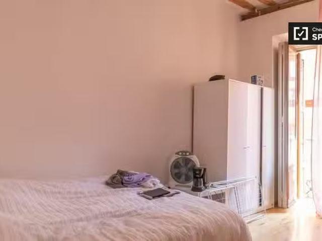 Se alquila habitación en apartamento de 7 dormitorios en Malas.