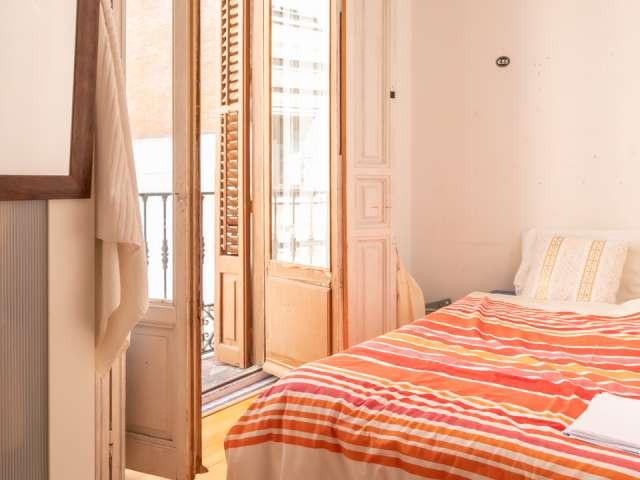 Se alquila habitación en apartamento de 7 dormitorios en Malasaña, Madrid