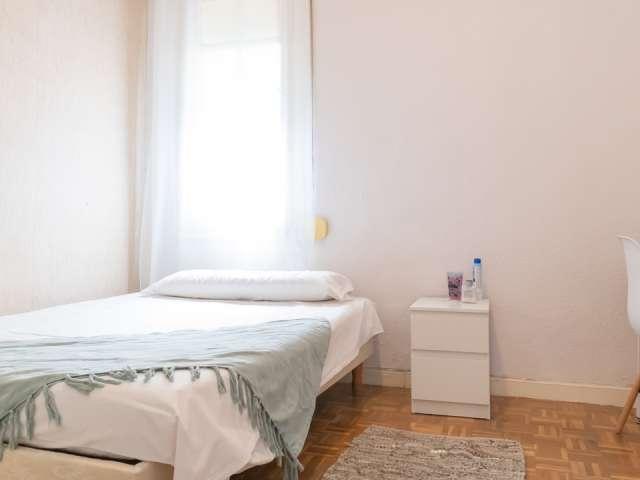 Se alquila habitación en apartamento de 7 dormitorios en Salamanca, Madrid