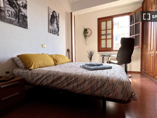Se alquila habitación en apartamento de 4 dormitorios