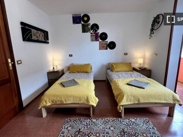 Se alquila habitación en apartamento de 4 dormitorios