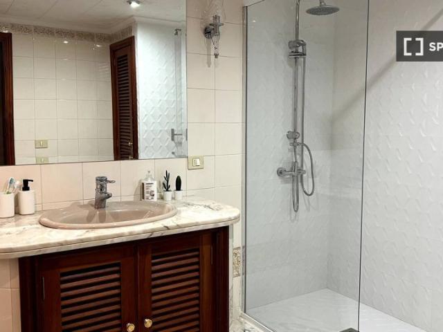 Se alquila habitación en apartamento de 4 dormitorios