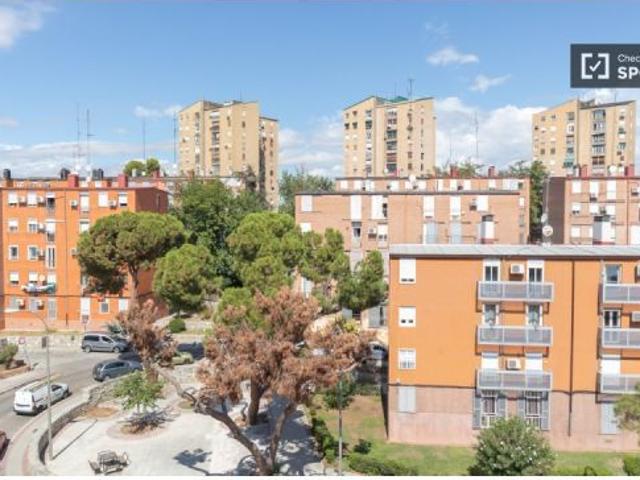 Se alquila habitación en apartamento de 4 dormitorios en Aluche