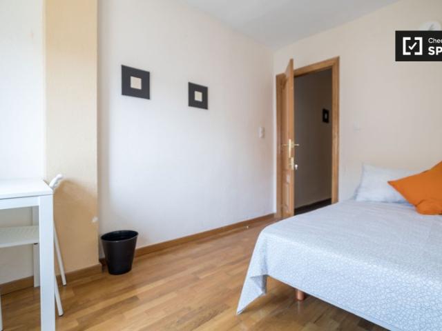 Se alquila habitación en apartamento de 4 dormitorios en Campanar, Valencia