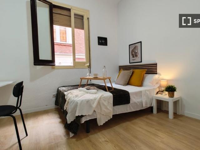 Se alquila habitación en apartamento de 4 dormitorios en Centro, Madrid