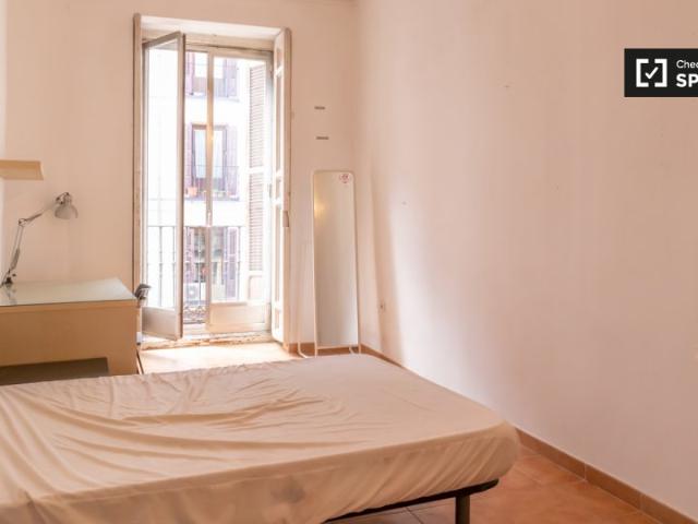 Se alquila habitación en apartamento de 4 dormitorios en Centro, Madrid