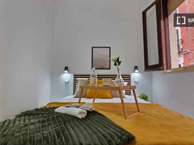Se alquila habitación en apartamento de 4 dormitorios en Centro, Madrid