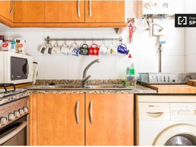 Se alquila habitación en apartamento de 4 dormitorios en Eixample