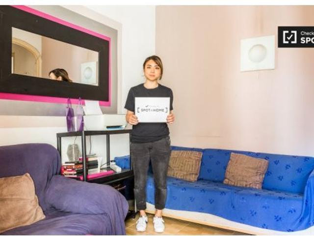 Se alquila habitación en apartamento de 4 dormitorios en Eixample