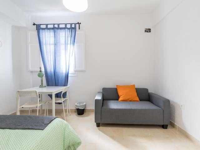 Se alquila habitación en apartamento de 4 dormitorios en El Cabanyal