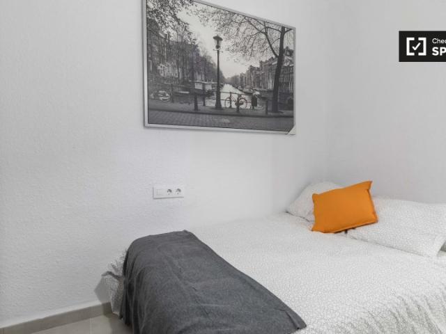 Se alquila habitación en apartamento de 4 dormitorios en El Cabanyal