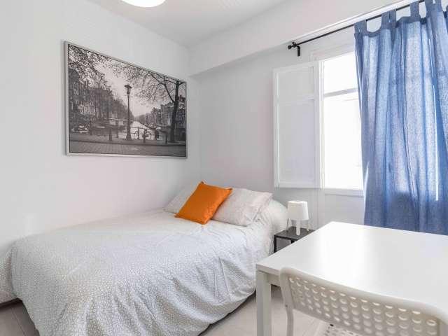 Se alquila habitación en apartamento de 4 dormitorios en El Cabanyal