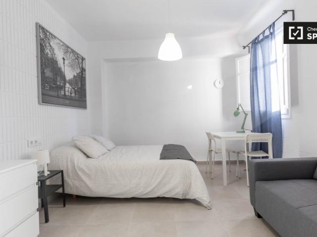 Se alquila habitación en apartamento de 4 dormitorios en El Cabanyal