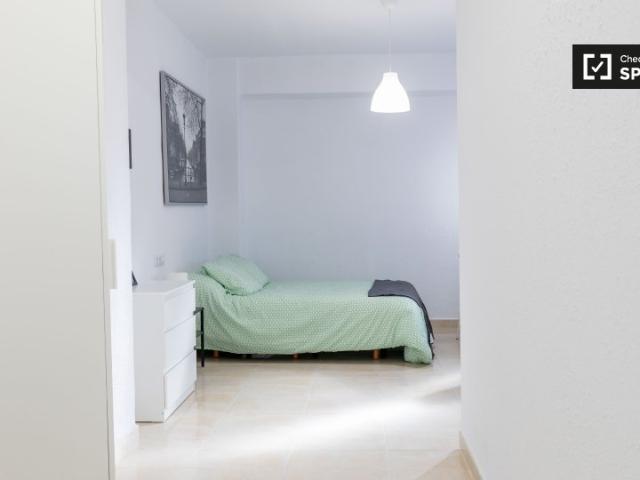 Se alquila habitación en apartamento de 4 dormitorios en El Cabanyal