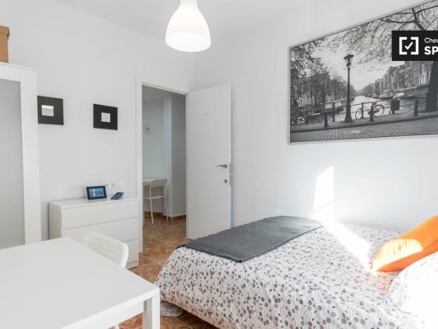 Se alquila habitación en apartamento de 4 dormitorios en El Cabanyal
