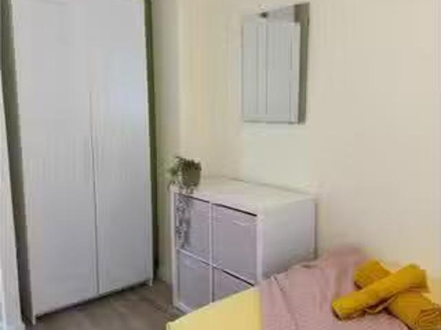 Se alquila habitación en apartamento de 4 dormitorios en Getaf.