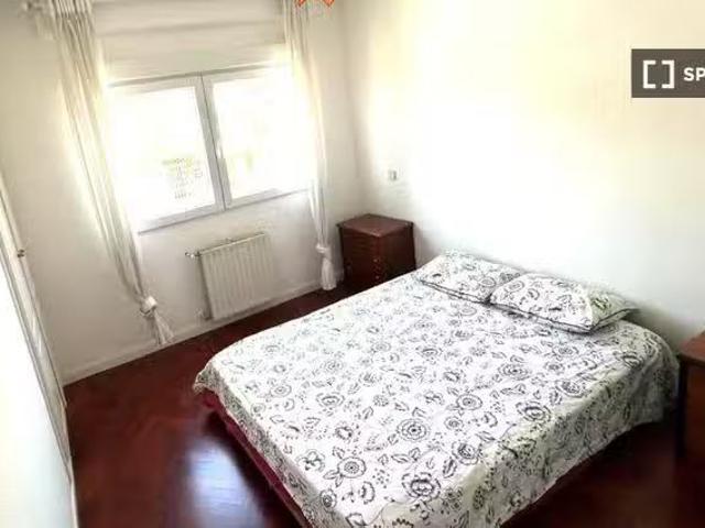 Se alquila habitación en apartamento de 4 dormitorios en Getaf.
