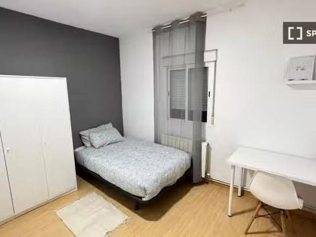 Se alquila habitación en apartamento de 4 dormitorios en Getaf.
