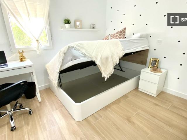 Se alquila habitación en apartamento de 4 dormitorios en Getafe, Madrid