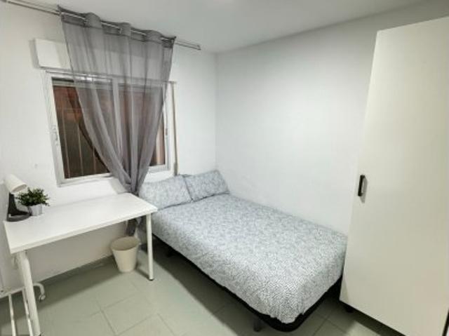 Se alquila habitación en apartamento de 4 dormitorios en Getafe, Madrid